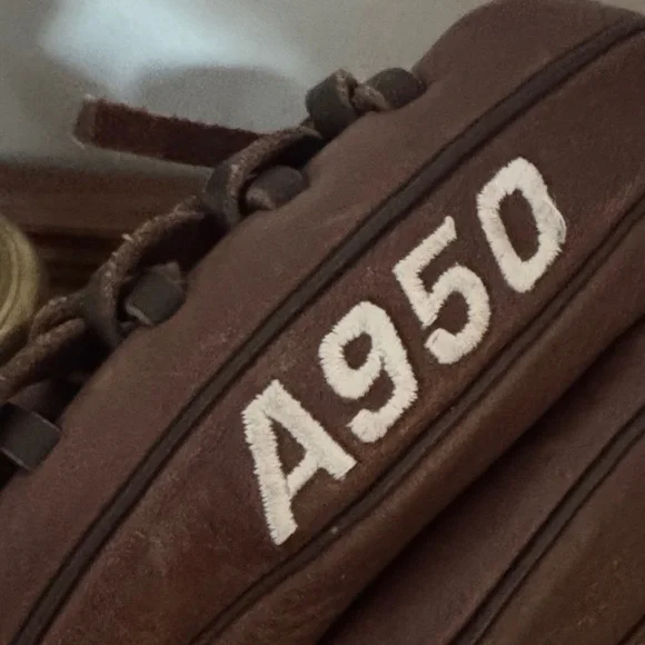 Wilson A950 Classic Brown Leather Glove - Picture 2 of 7